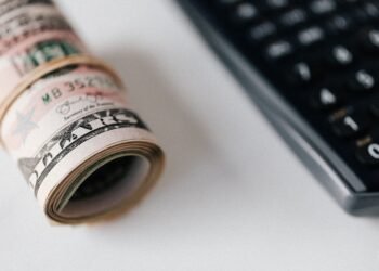 Cresc dobânzile pe piața interbancară la cel mai mare nivel din ultimul an. Riscul politic atârnă în piețe