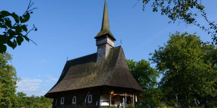 Un monument al Maramureșului, în fața degradării. Se pregătește restaurarea Bisericii din Glod