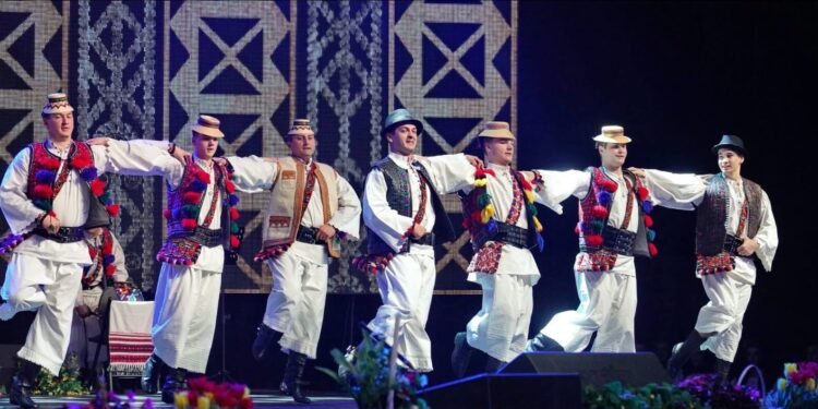 Ansamblul „Transilvania” din Baia Mare recrutează dansatori profesioniști