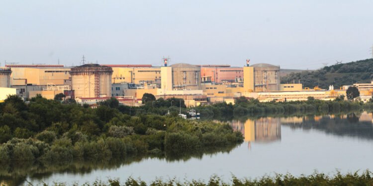 Centrala Cernavoda continua inchisa: debitule scade, centrala hidroelectrica oprita preventiv cel putin 10 zile