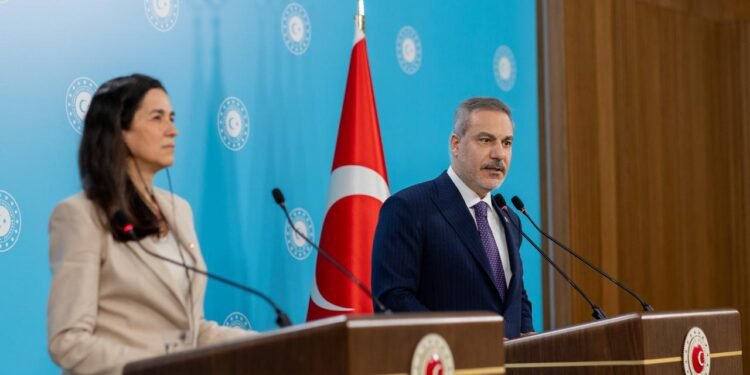 Ministrul de externe turc Hakan Fidan si omologa ungara Anita Orban