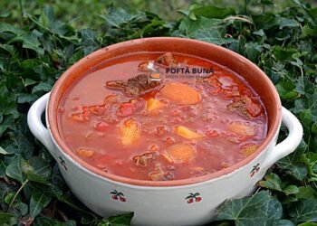 Guiaș (goulash) maramureșean — rețeta tradițională a Petcaș Maria din Mănăstirea
