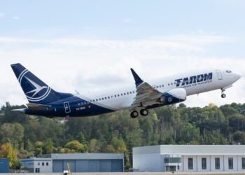 Avion TAROM Boeing 737 pe aeroport
