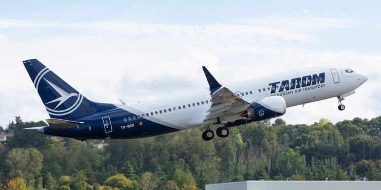 Avion TAROM Boeing 737 pe aeroport